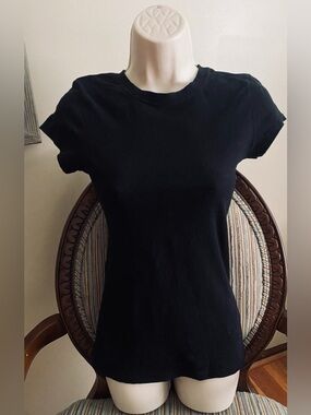 Forever 21 Black Short Sleeve Crewneck Tee